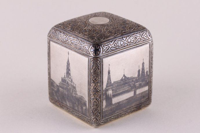 Чайница с видами Москвы. Василий Семенов. Серебро 88 пр., чернь. Россия, 1888 год.