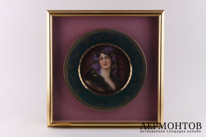 Тарелка с женским изображением с цветочным венком на голове. Вена, 1-ая треть 20 в.
