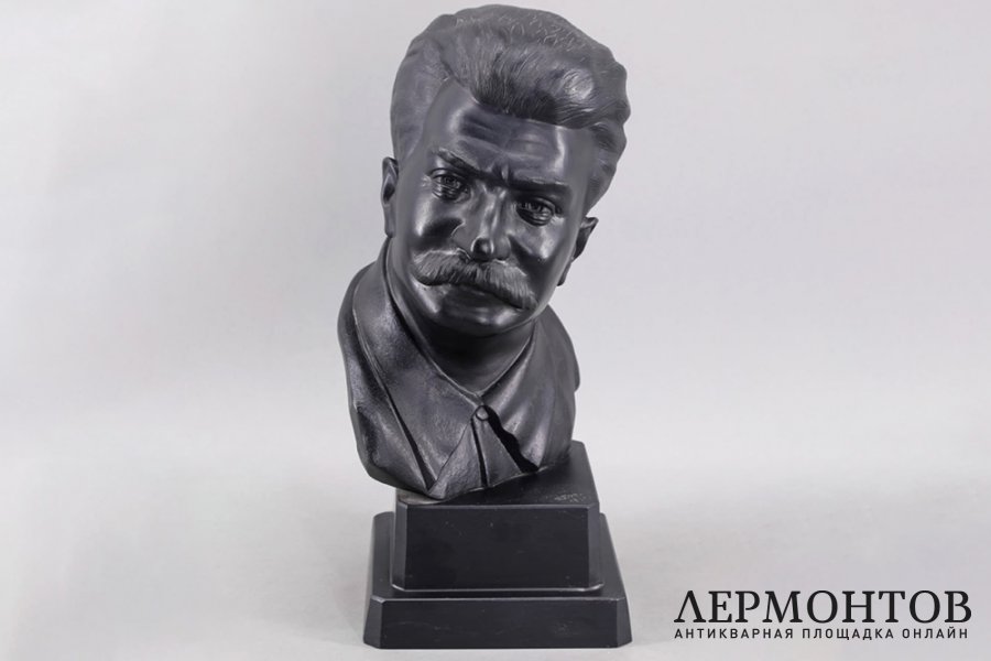 Бюст И.В. Сталин. Чугун, голландская сажа. СССР, Касли, Н. Горин, ок. 1936 г.