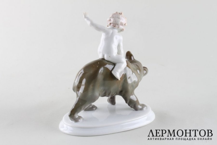 Путто на медведе. Фарфор, роспись. Германия, Metzler Ortloff, 1930-1978.