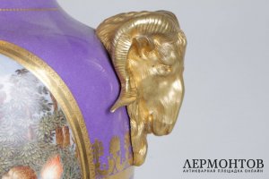 Ваза декоративная с живописью и бронзовыми ручками в виде маскаронов. Франция