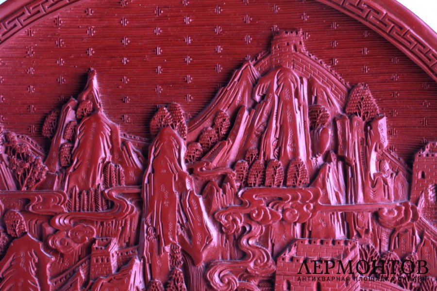 Декоративное блюдо на подставке. Многослойный Пекинский лак. Китай. XX в.