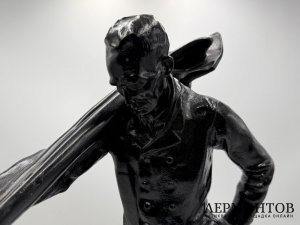Скульптура Крестьянин, идущий с работы. Каслинский завод, 1920-е гг. Чугун.