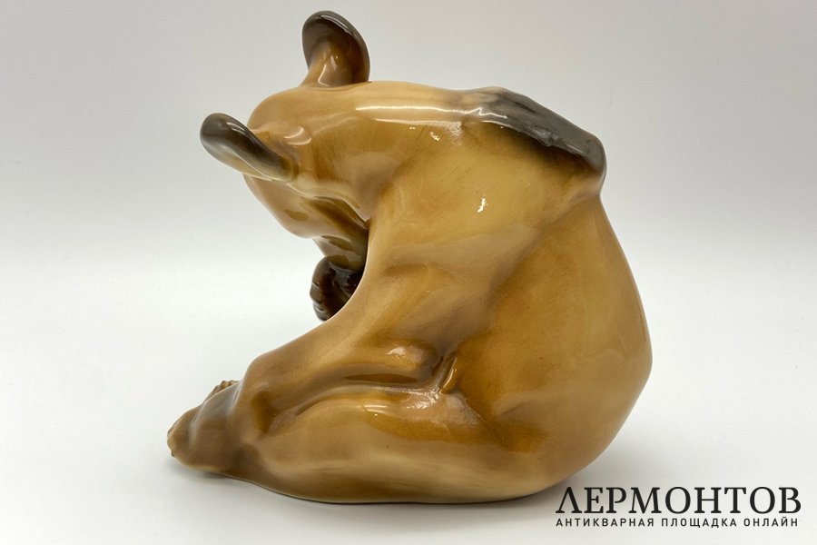 Статуэтка Сидящий медведь. Фарфор, роспись. Германия, Аллах Allach, 1936-1945