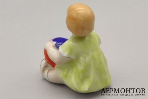 Статуэтка Девочка с мячом. Фарфор, роспись. СССР, Городница, 1950-60е гг.