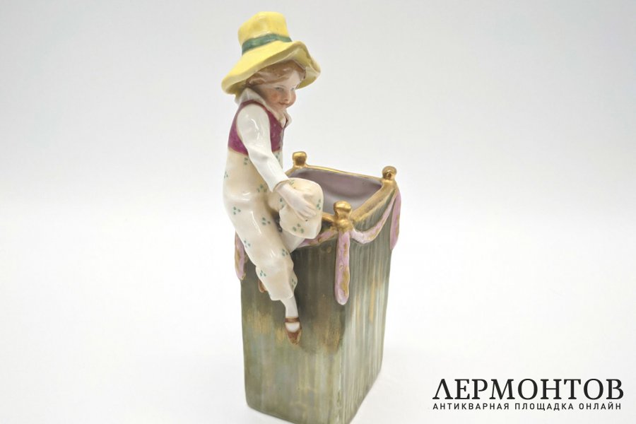 Ваза с сидящим ребенком. Фарфор, роспись. Австрия, Amphora, 1890-1910е гг. 