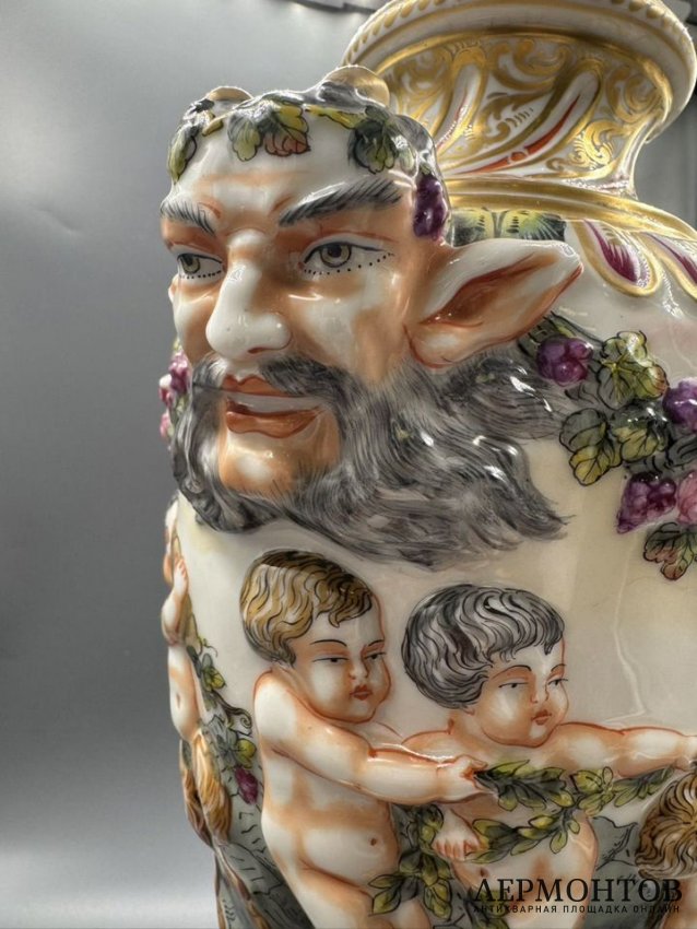Ваза с путти и маскаронами. Фарфор, роспись, Capodimonte, Италия, 20 век