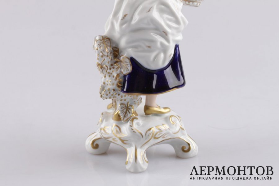 Статуэтка. Сборщица винограда. Фарфор, роспись. Royal Dux Bohemia, XX век.