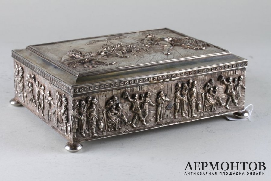  Коробка  с изображением сцены в трактире. Серебро 800. Голландия
