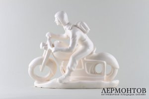 Статуэтка Мотоциклист. Фаянс.  Фабрика Bechyne, Чехословакия, 1950-е годы.