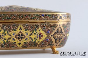 Шкатулка с полихромной выемчатой эмалью. Париж, мастерская F.Barbedienne, 1860-е гг.