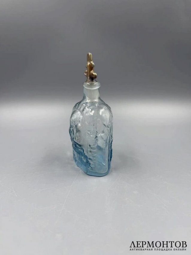 Флакон для духов с пробкой. Цветное прессованное стекло, 1890–1910 годы