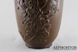 Ваза с изображением георгина, ветки сливы и птицы. Бронза. Япония, 2 половина ХХ в.
