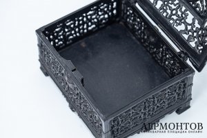 Шкатулка ажурная с маскароном. Российская Империя, Касли, М.Тепляков, 1914 г. Чугун.