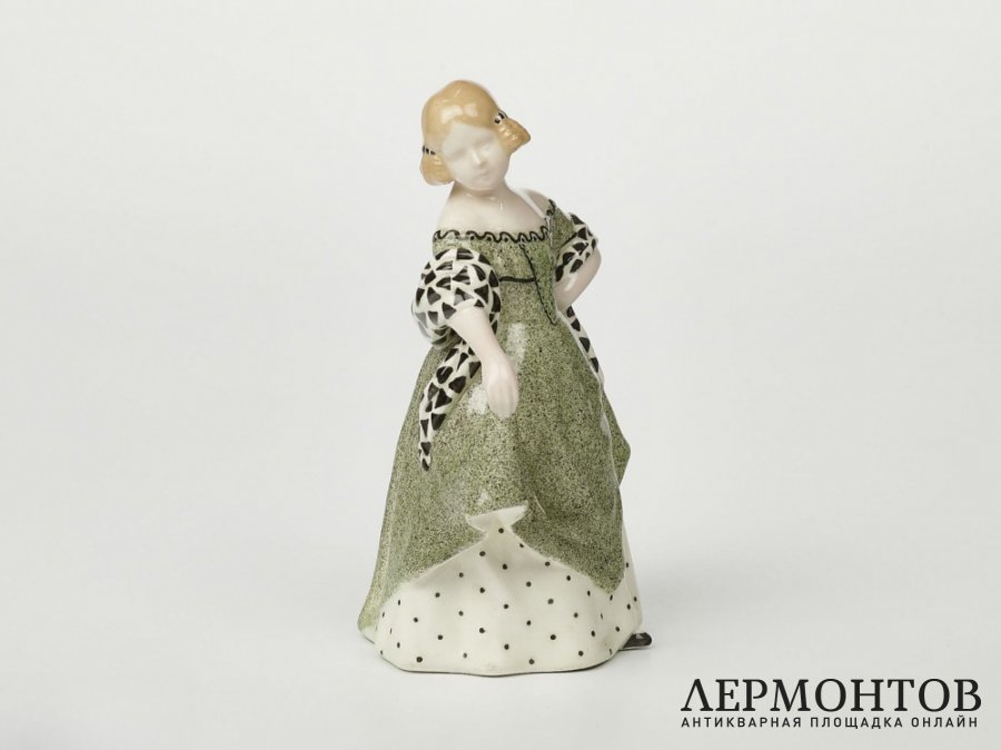 Статуэтка «Девушка бидермейер, смотрит направо». Goldscheider, Австрия, 1904–1905 годы