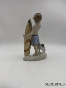 Статуэтка «Маленький серфингист». Фарфор, Lladro, скульптор José Santaeulalia, Испания, 2005–2023 годы