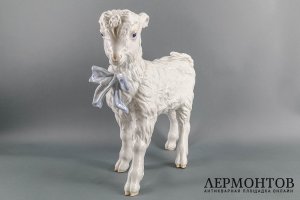 Большая статуэтка Козленок. Фарфор, роспись. СССР, Дулево, А.Г. Сотников, 1950-1960е.
