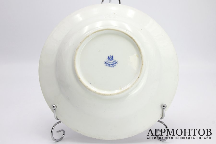 Тарелка со строкой из молитвы Отче наш. Россия, Корниловы, 1880е гг. Фарфор, деколь
