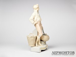 Статуэтка-ваза «Юноша». Фаянс, Schauer, Вена, Австрия, начало XX века