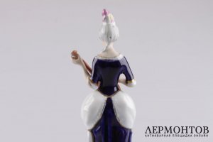 Статуэтка. Дама с лютней. Фарфор, роспись. Royal Dux Bohemia, XX век.