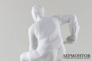 Статуэтка Хоккеист. Фарфор.  Фабрика Royal Dux, Чехословакия, подпись K.LERCH, к. XXв