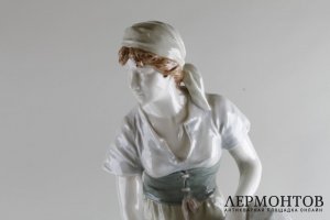 Скульптура Девушка с кувшином.Чехия, мануфактура Royal Dux, 2 пол. 20 в. Фарфор