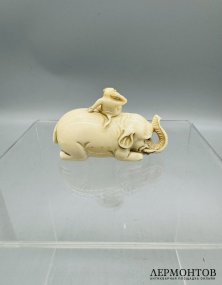 Нэцкэ «Обезьяна на слоне». Кость, резьба, Япония, 19 век