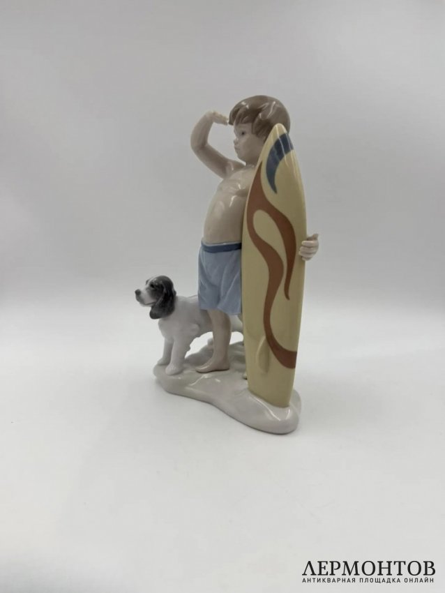 Статуэтка «Маленький серфингист». Фарфор, Lladro, скульптор José Santaeulalia, Испания, 2005–2023 годы