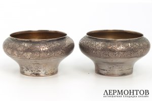 Парные солонки в виде чугунка с цветочным фризом. Российская Империя, 1868 г. 84 пр.