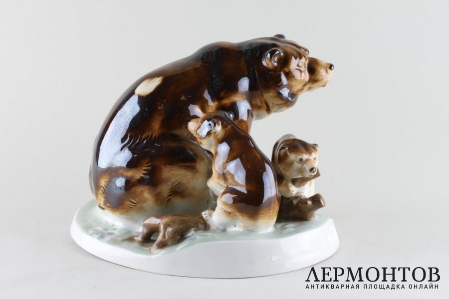 Медведица с медвежатами. Фарфор, роспись, аэрография. Чехословакия, до 1940-х гг.
