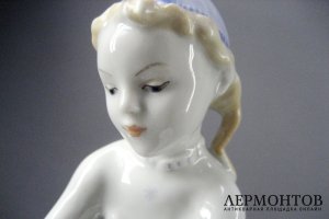 Юная фигуристка. Фарфор. СССР, ЛФЗ, 50-60-е годы ХХ века.