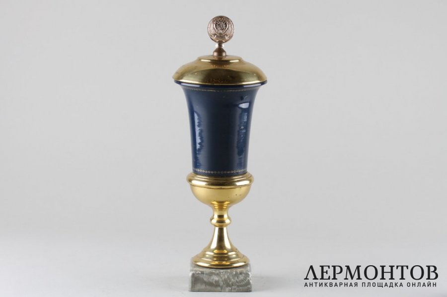 Кубок с изображением Спасской башни Кремля. СССР, 1960-е гг. Сталь, латунь, эмаль.