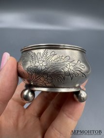 Солонка на ножках-шариках. Серебро 84 пробы, Россия, 1887 год
