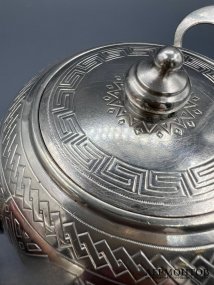 Сахарница в неорусском стиле с домиками. Серебро 84 пробы, А. Фульд, Россия, 1882 год