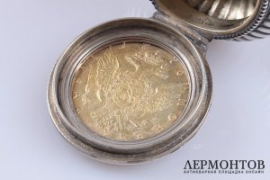 Таблетница с монетой. А. Невалайнен. Фаберже. Серебро 88, эмаль. Российская империя