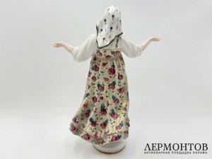 Статуэтка Русская Под солнцем Сталинской конституции. ЛФЗ, автор - C. Б. Велихова.
