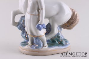Статуэтка Колхозница с конем. СССР, Гжель, автор Бессарабова, 1950-1960-е гг. Фарфор.