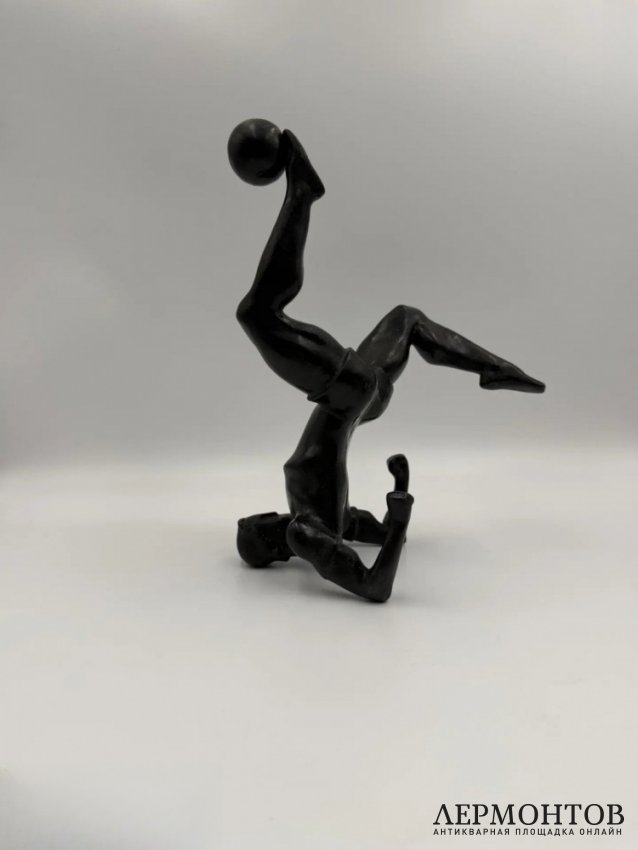 Скульптура «Футболист», 17 см. Бронза, скульптор Я. Я. Нейман, Россия