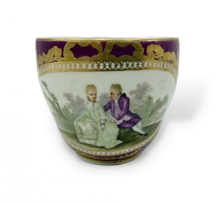 Чашка с галантной сценой. Meissen, 18 век. Фарфор, роспись.