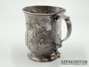 Кружка с растительным орнаментом. Англия, Лондон, 1765 год. Серебро, выколотка.