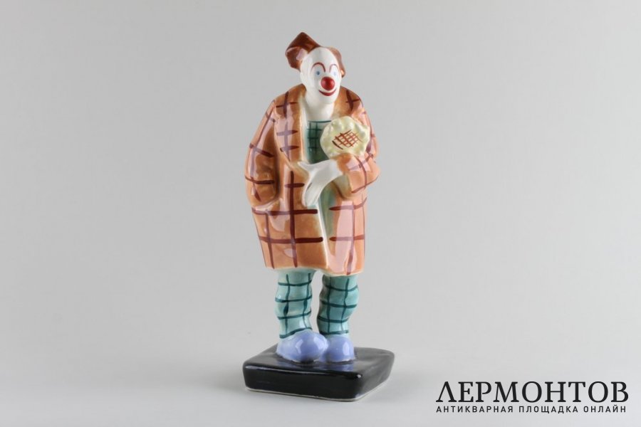 Статуэтка Клоун с букетом. Ditmar  Urbach, Чехословакия. Фарфор, 1918-1938 гг