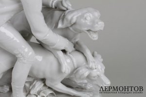 Статуэтка Охотник с двумя собаками. Германия, Фолькштедтская фарфоровая мануфактура.