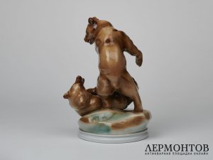 Статуэтка «Медведи борются». Фарфор, Zsolnay, Венгрия, середина XX века