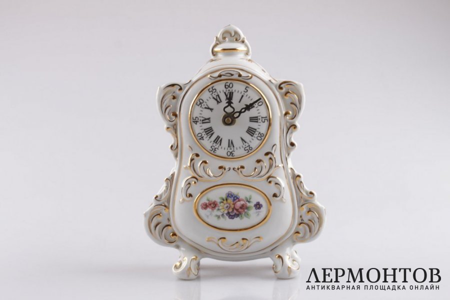 Часы настольные белые. Фарфор, роспись. Royal Dux, XX век.