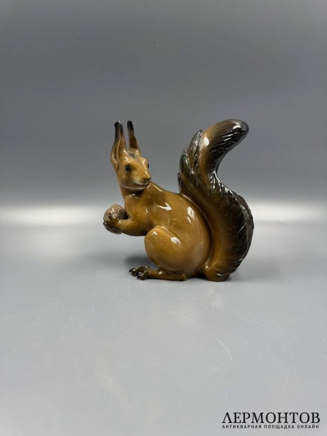 Статуэтка «Белка с лесным орехом». Фарфор, роспись, Rosenthal, автор модели Th. Kärner, Германия, середина 20 века