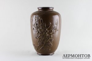 Ваза с изображением георгина, ветки сливы и птицы. Бронза. Япония, 2 половина ХХ в.