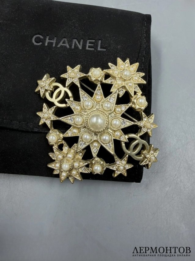 Брошь-звезда с жемчугом и кристаллами. Ювелирный сплав, Chanel, Италия, 2015 год