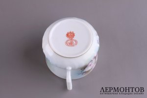 Чайная пара с изображением цветка внутри. Россия, завод Гарднера. XIX в.