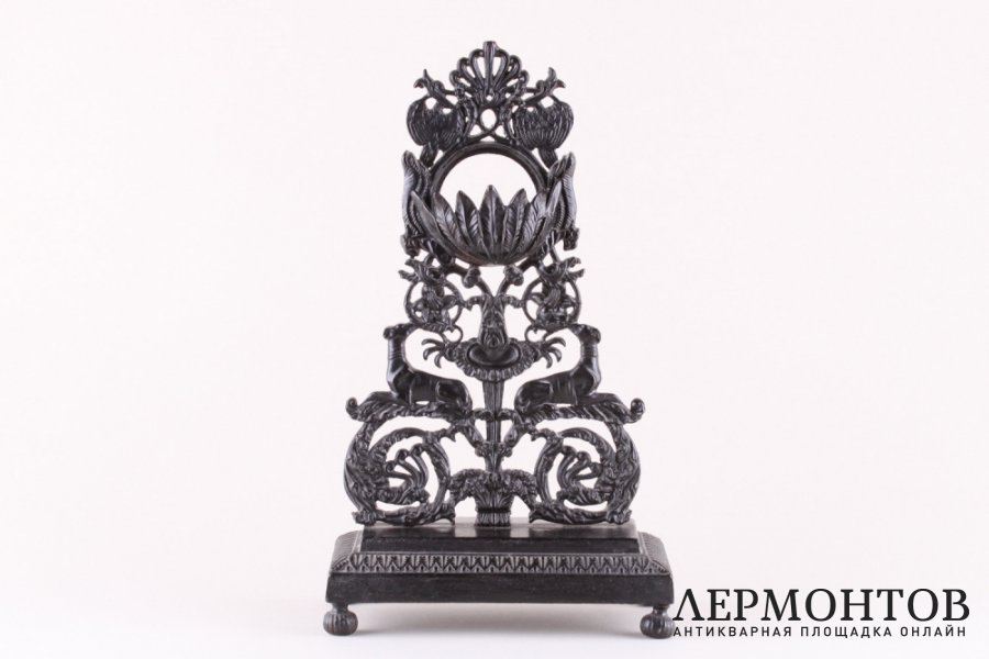 Подчасник. Ажурный с левретками. Чугун. Каслинский завод. Россия, 1850-60-е гг.