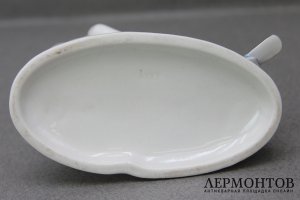 Скульптура Мальчик кормящий птиц. Фарфор, роспись. Германия, 1-я треть ХХ века.